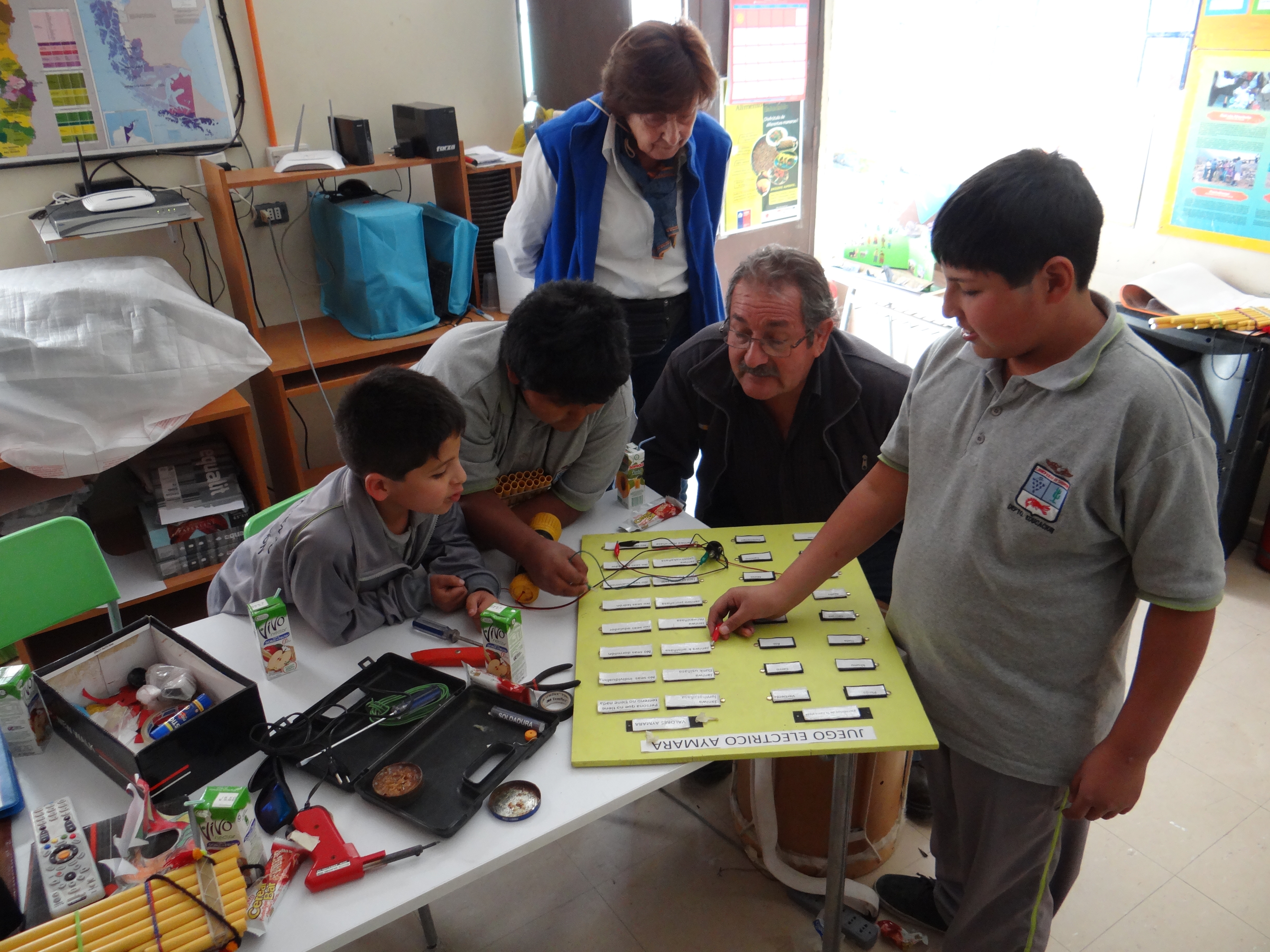 Profesor Fernando Fernández junto alumnos, revisan tablero eléctrico