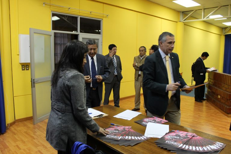 Explora región de Arica y Parinacota entrega revista "Chile Tiene su Ciencia"