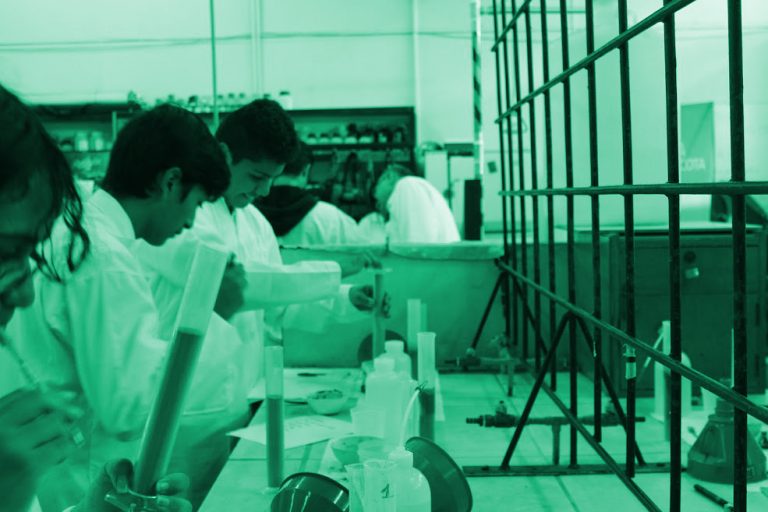 Enseñanza en laboratorios: Academias Regionales Explora