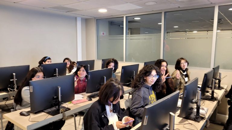 Fundación Technovation Girls cuenta con 800 becas para niñas de entre 13 y 17 años para aprender a programar una aplicación que resuelva un problema social