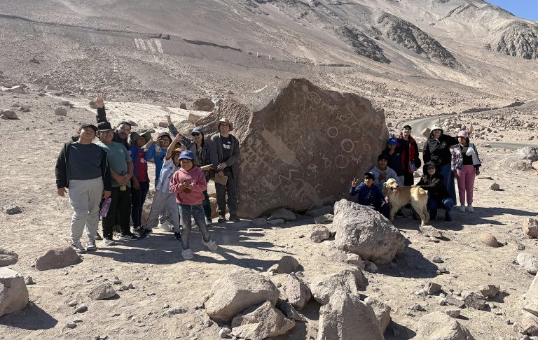 Niñas y niños de Camarones investigan los petroglifos de Taltape para proteger el patrimonio arqueológico de su territorio