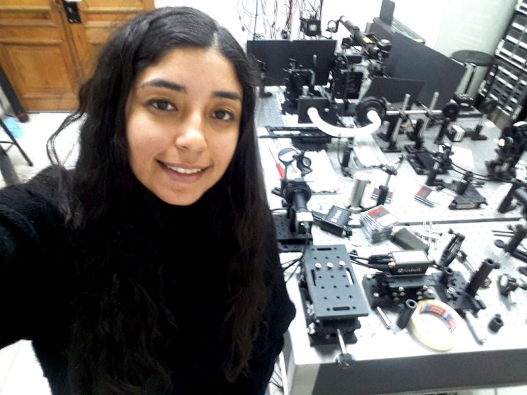 Valeska Zambra, la investigadora que pasó de estudiar los astros con telescopios, a indagar en las partículas a través del microscopio