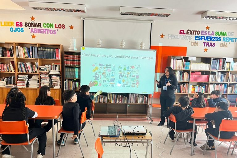 Explora Atacama llega a zonas alejadas para impartir talleres científicos