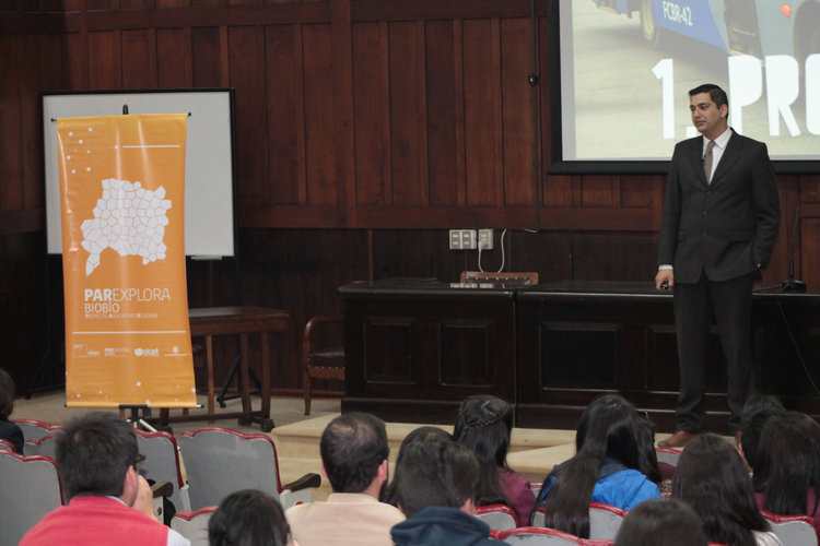 Estudiantes se instruyen sobre argumentación en la inauguración del 4º Interescolar de Debates