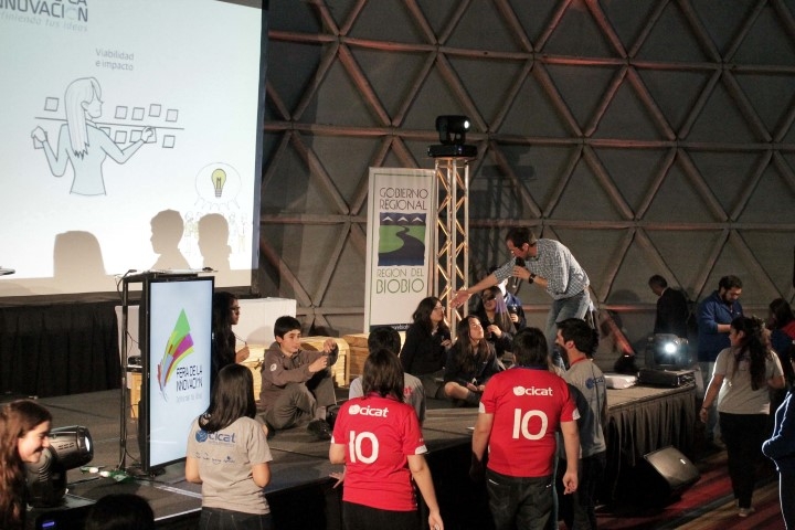 Cerca de 300 jóvenes asistieron al Taller de Creatividad dictado por Juan Carlos Gacitúa
