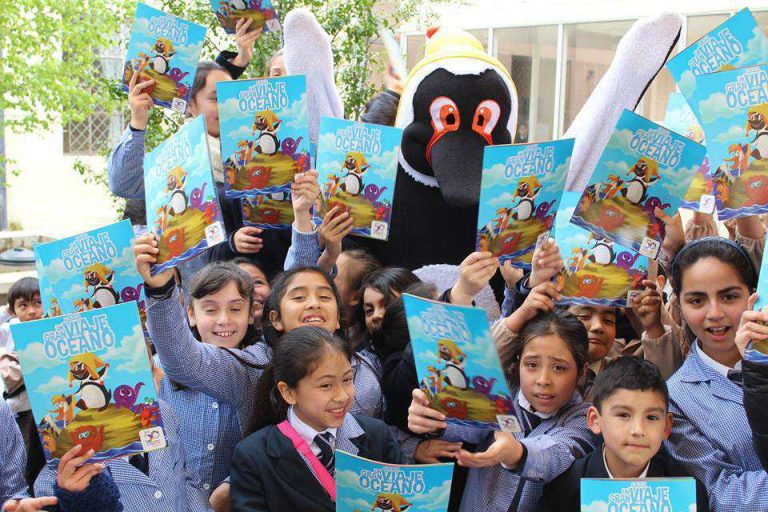 Estudiantes reciben A Froddy Para Celebrar El "Día De La Ciencia En Mi Colegio"