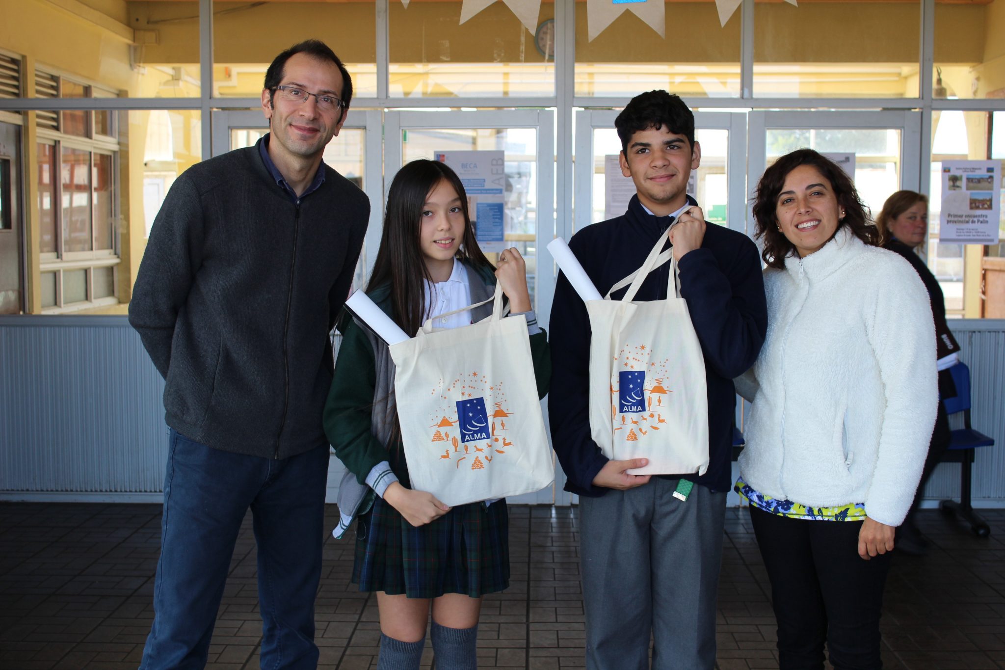 Ganadores del concurso “Buscando agua en el espacio” fueron premiados en su establecimiento