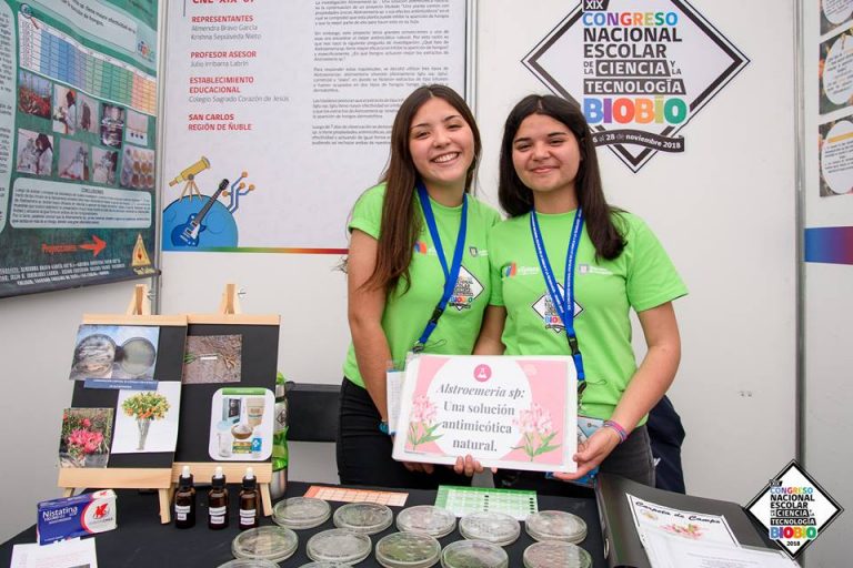 El equipo tras la investigación de Educación Media ganadora del Congreso Nacional