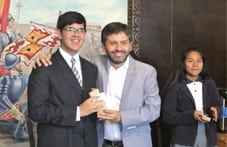 Pequeños científicos se reúnen con alcalde de Arica