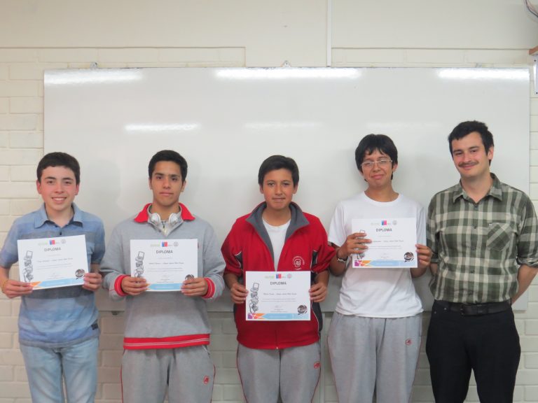 Alumnos del Andrés Bello debaten sobre las redes sociales