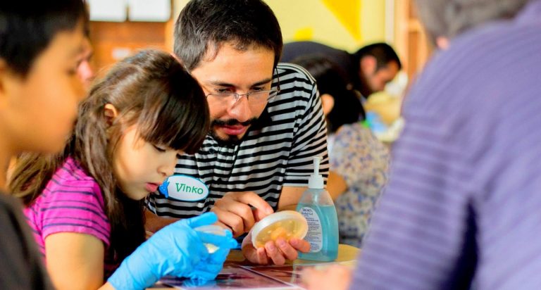 Explora invita a Establecimientos Educacionales de la región a solicitar Charlas de 1000científicos, 1000 aulas