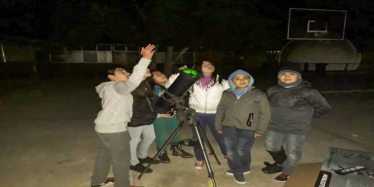 Grandes y chicos disfrutan de la astronomía gracias a los AstroClubes