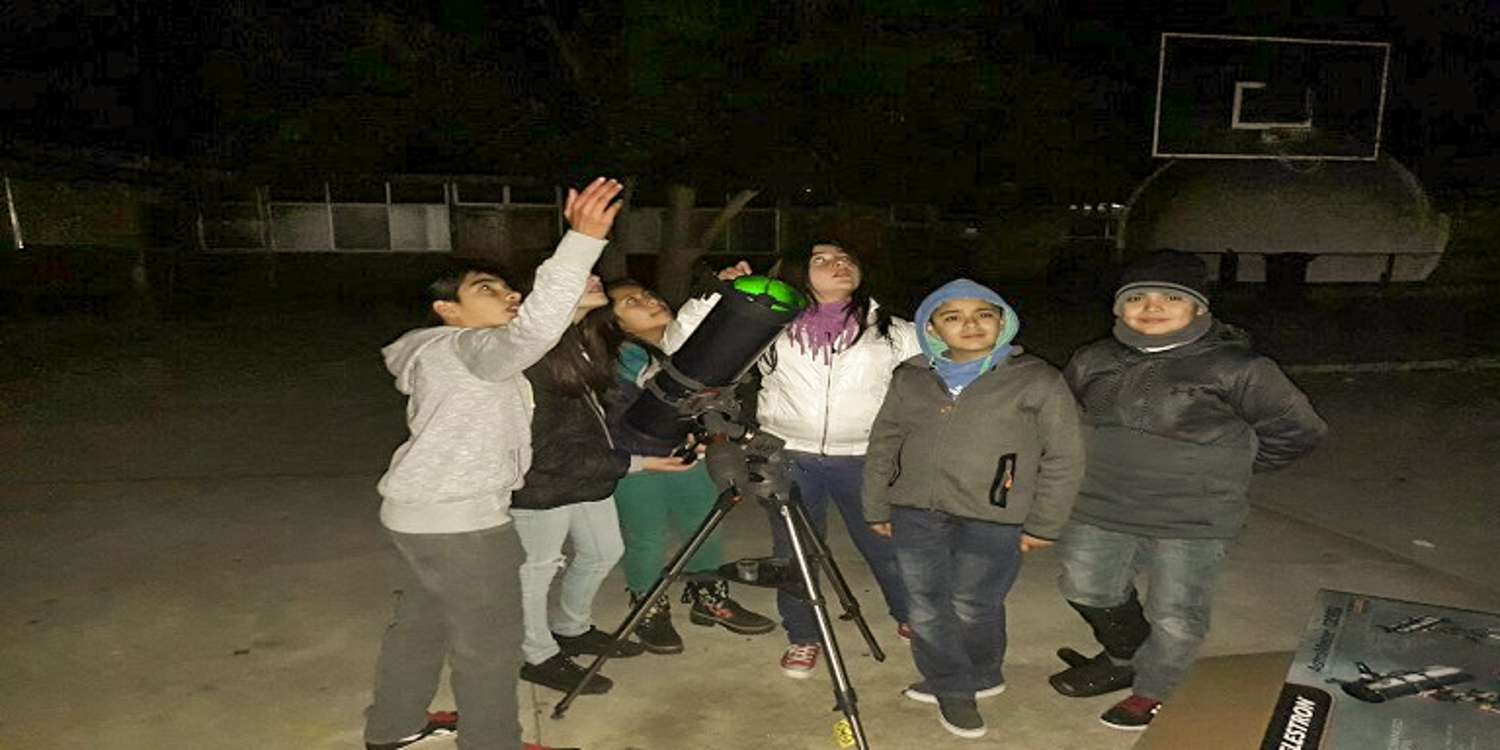 Grandes y chicos disfrutan de la astronomía gracias a los AstroClubes