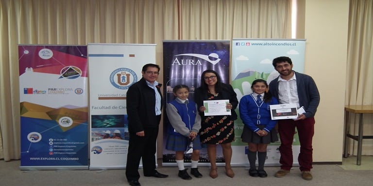 Docentes y estudiantes de la región son premiados por completar álbum de la Biomimética