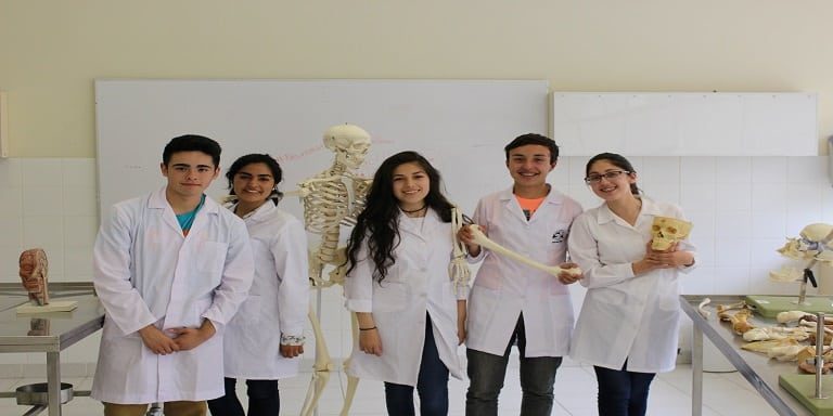 Estudiantes del Andrés Bello Centro fueron “universitarios por un día” en la Facultad de Medicina de la UCN