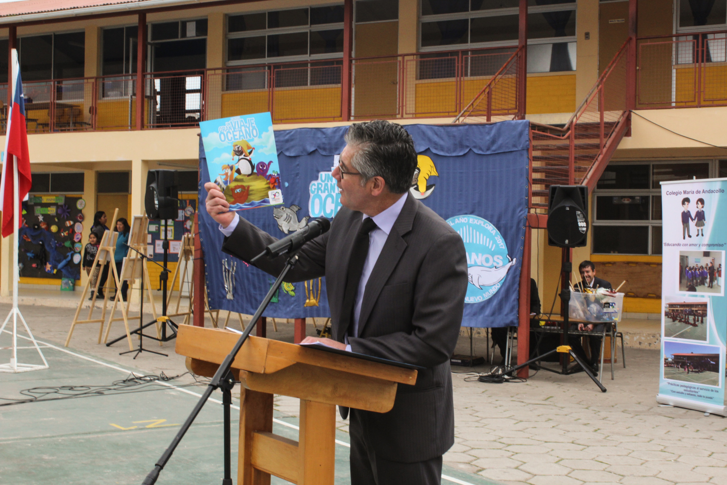 Lanzamiento del álbum de los océanos reúne a escolares y la familia en torno a la ciencia
