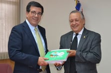 Rector de la UTA entrega textos de gestión Explora a Director ejecutivo de Conicyt