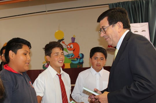 Director ejecutivo de Conicyt entrega agenda de plantas nativas a alumnos ariqueños