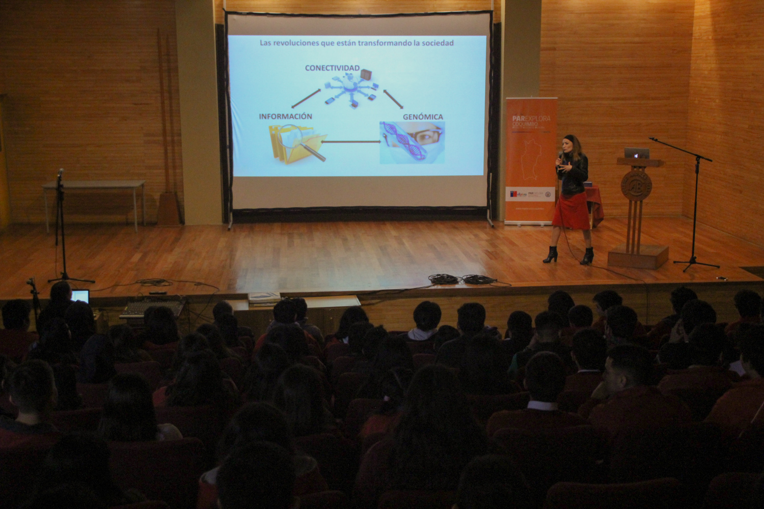 Destacada investigadora Florencia Tevy brinda masiva charla a estudiantes de La Serena