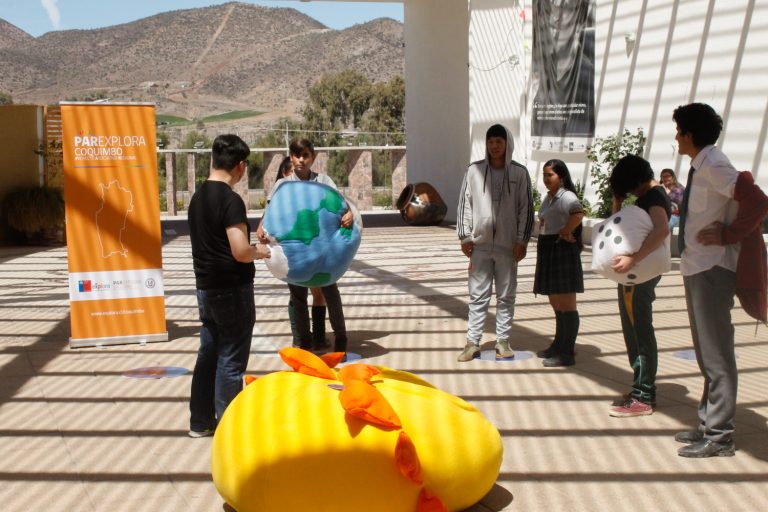 Decenas de estudiantes de Monte Patria participan de didáctica jornada astronómica