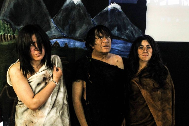 Obra de teatro de EXPLORA Los Lagos retrata vida cotidiana de los Chonos