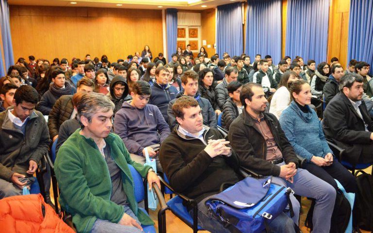 Estudiantes de Achao, Calbuco y Puerto Montt compartieron con investigadores en II “Salmociencia”