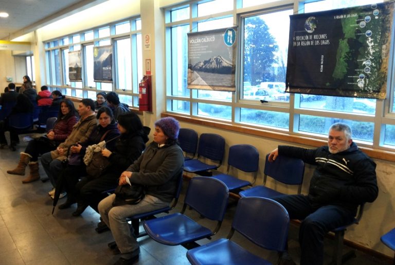 “Volcanes de la Región de Los Lagos” se presenta en el Servicio de Registro Civil e Identificación de Puerto Montt