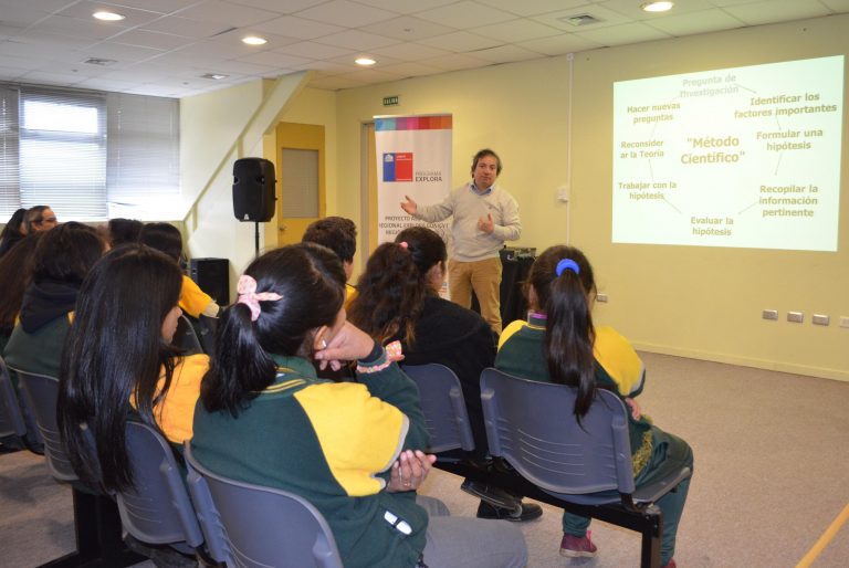 Escolares conocieron por qué aves playeras viajan miles de kilómetros desde el Hemisferio Norte hasta Chiloé
