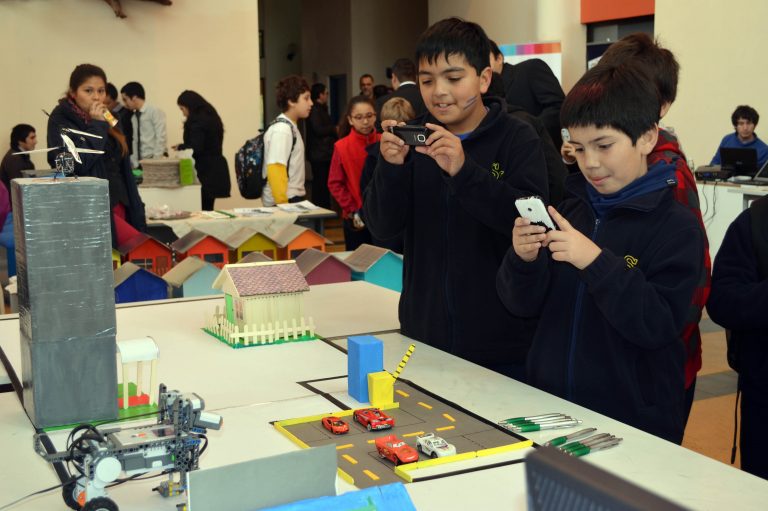 Estudiantes universitarios presentaron muestra de robótica aplicada