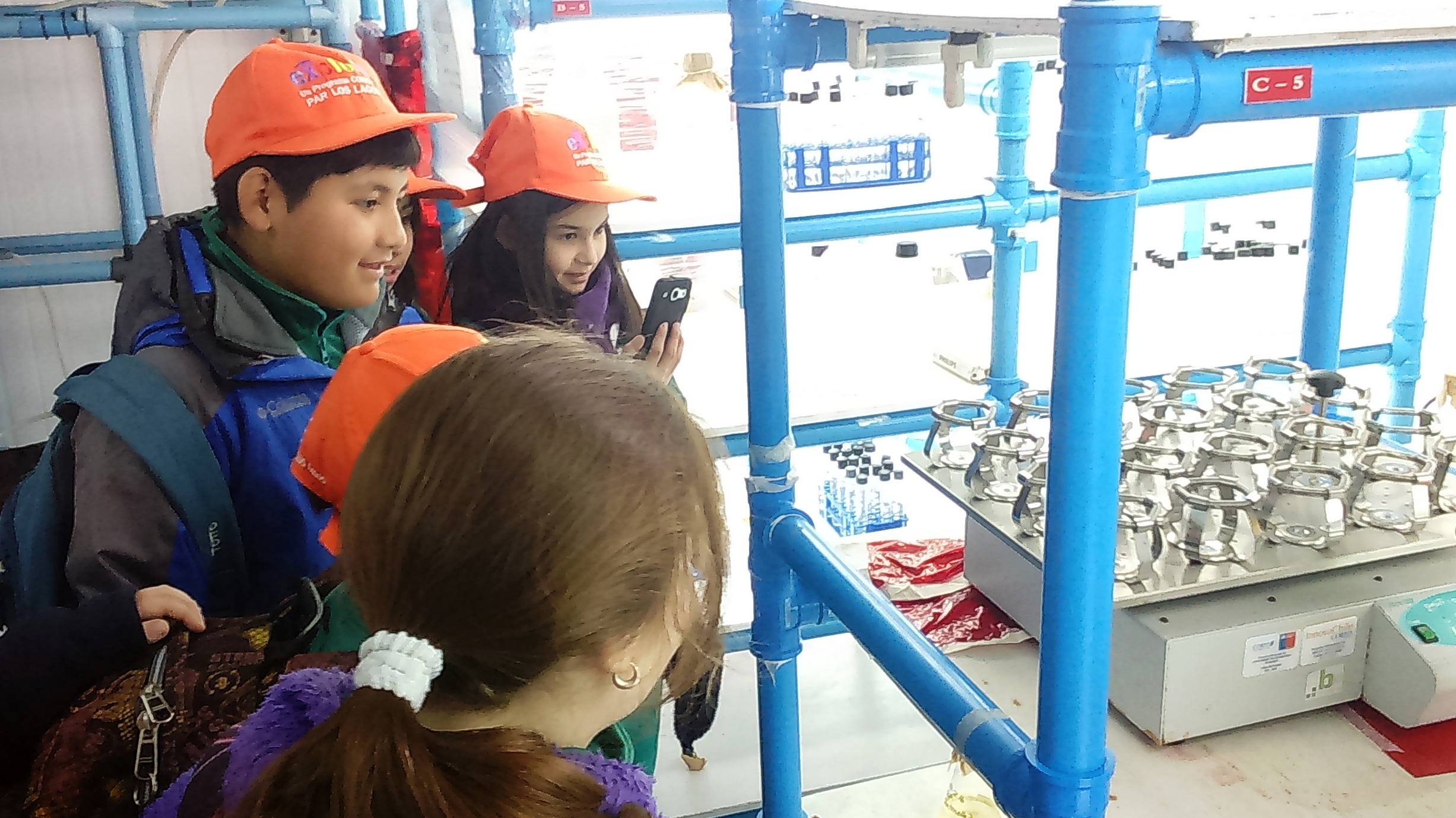 Alumnos de Lenca visitaron laboratorios del Centro I-Mar de la Universidad de Los Lagos