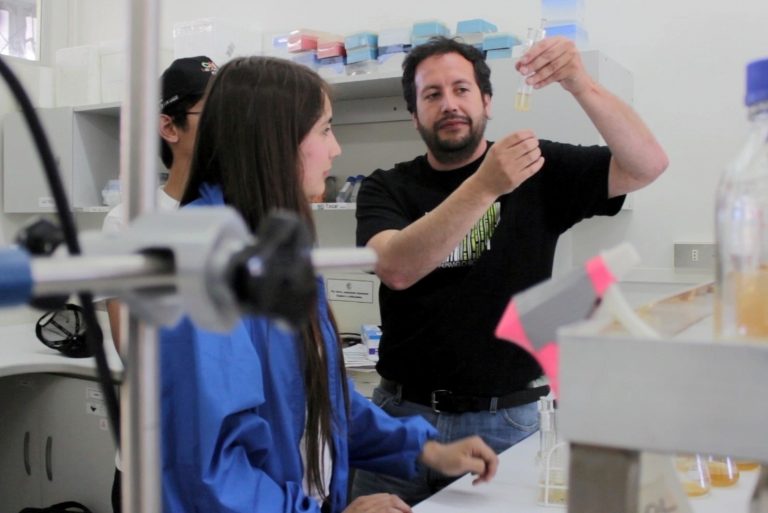 “Bacterias extremófilas”: charla científica del PAR EXPLORA Los Lagos