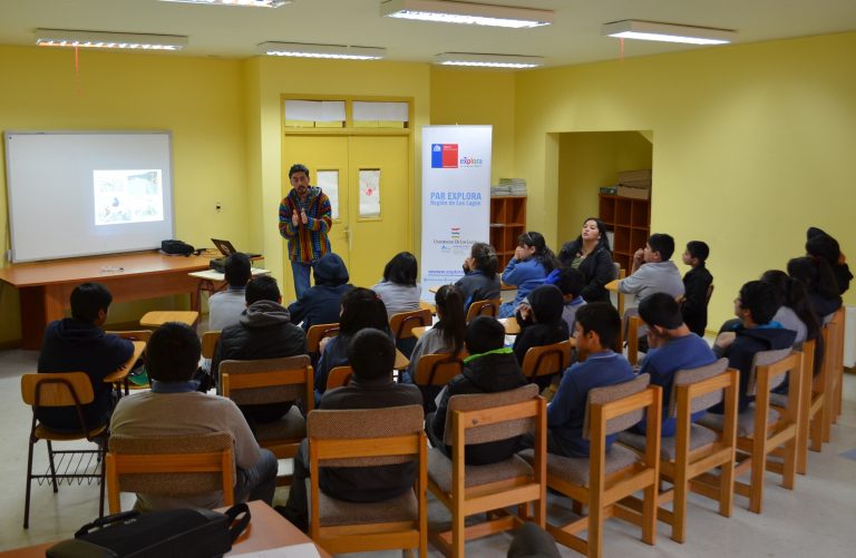 Alumnos aprenden sobre biodiversidad y amenazas de aves marinas costeras de la Carretera Austral