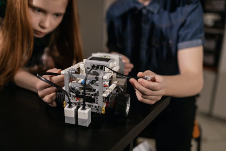 Talleres Explora Los Lagos invitan a mujeres jóvenes a programar un robot o construir un museo en casa