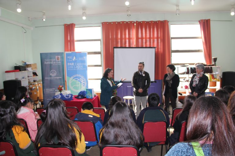 Estudiantes de la región cuentan sus experiencias en investigación a ministra de Ciencia, Tecnología, Conocimiento e Innovación