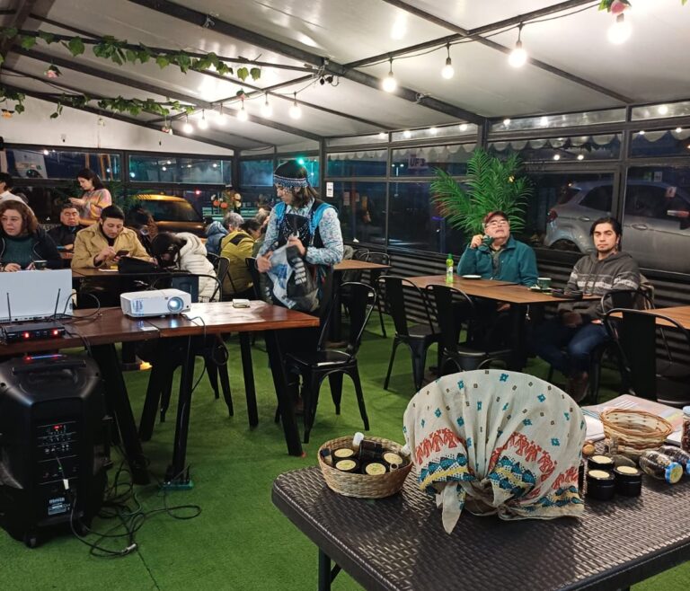 UACh Sede Puerto Montt y PAR Explora Los Lagos promueven encuentro entre ciencia y saberes ancestrales en Café Científico de Puerto Montt