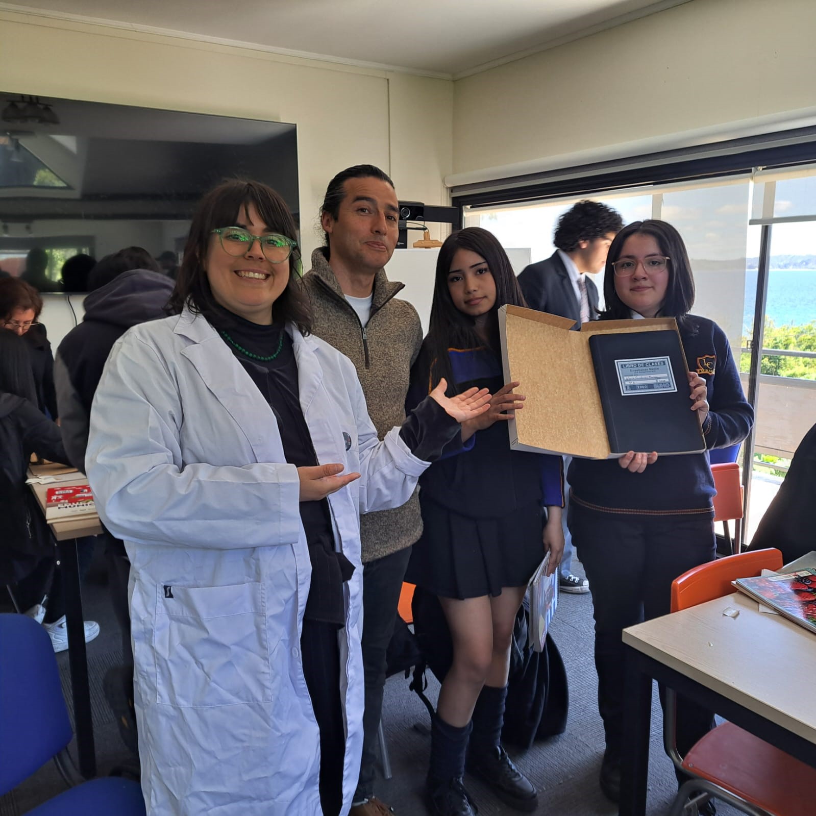 Comunidades educativas de Puerto Montt se capacitaron y refuerzan su compromiso con el patrimonio y resguardo en seminario de conservación archivística