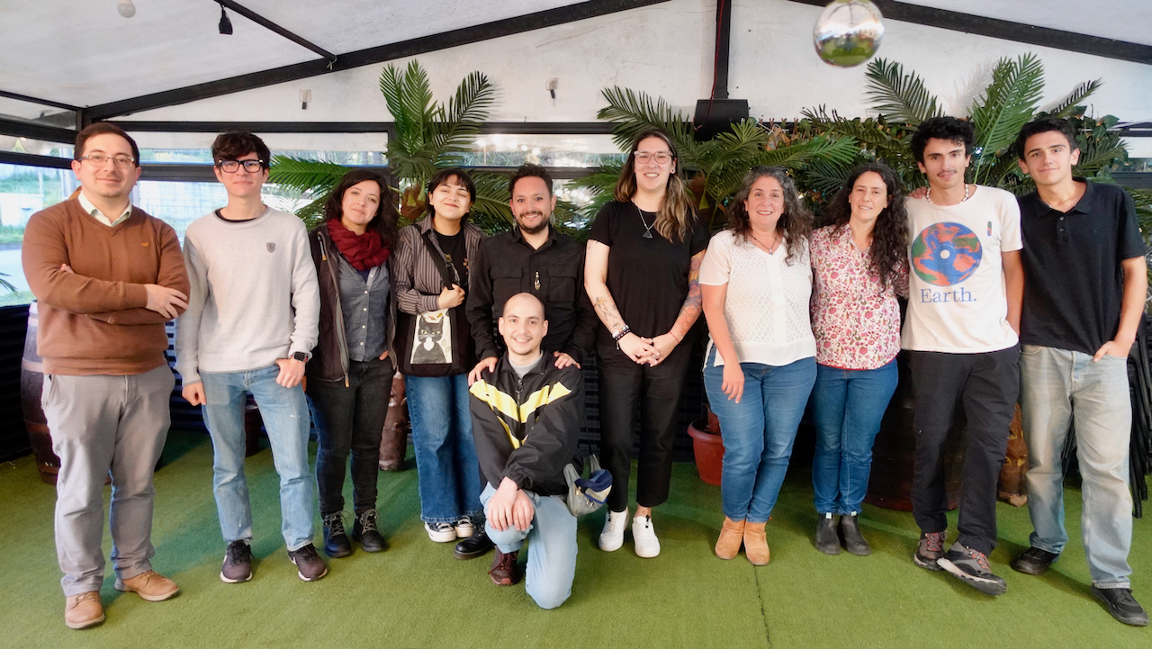 Ultimo Café Científico de Puerto Montt 2025 presentó resultados de investigación acerca de realidad de las personas Trans y No binarias en salud, educación y empleo