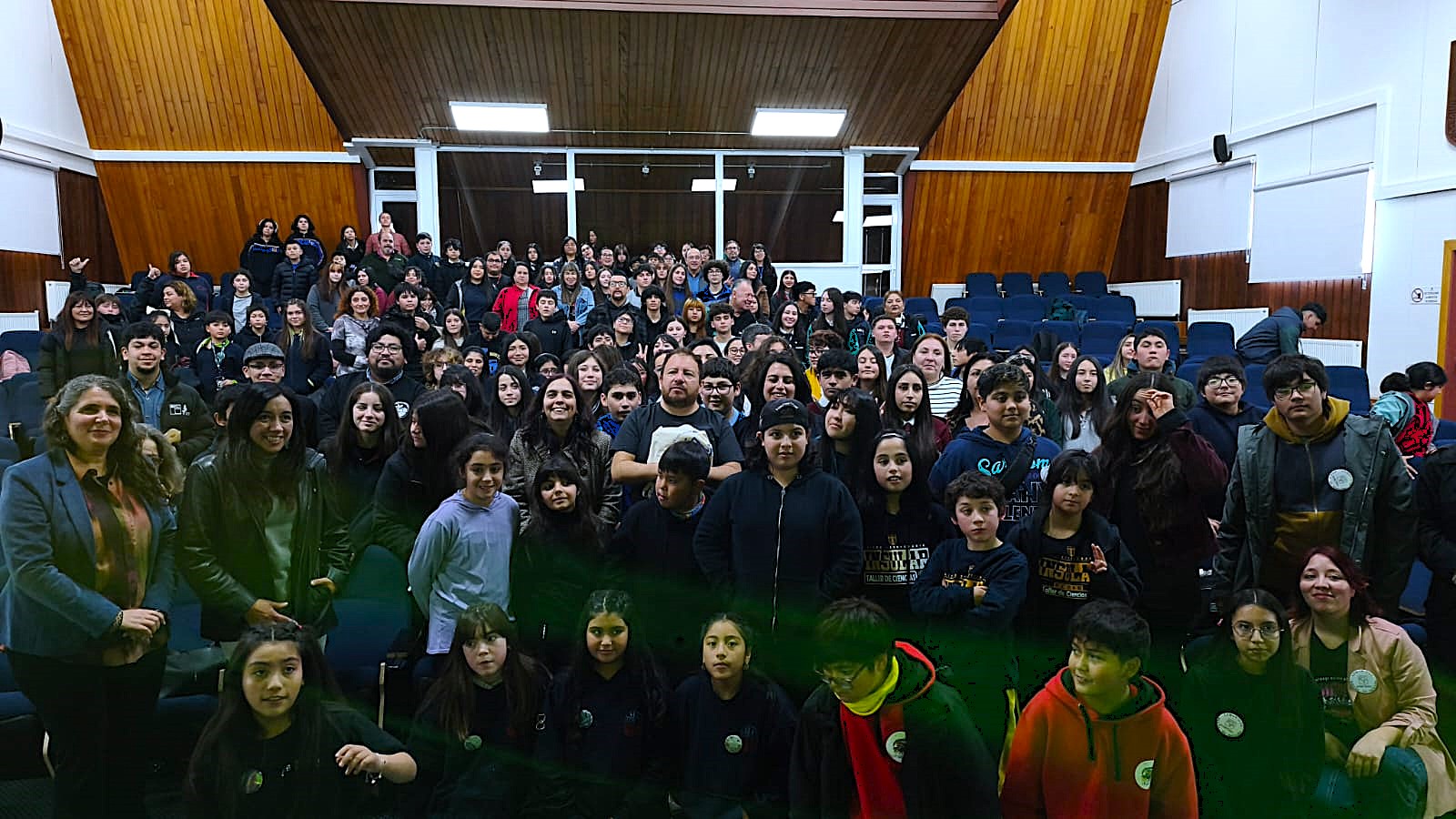 Estudiantes y docentes del Programa de Investigación e Innovación Escolar profundizan herramientas para mejorar sus trabajos y comparten con reconocido divulgador científico Gabriel León