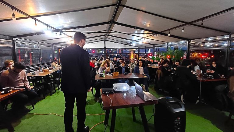 Charla del Café Científico de Puerto Montt abordó metodologías de diagnósticos y tipos de cirugía ocular
