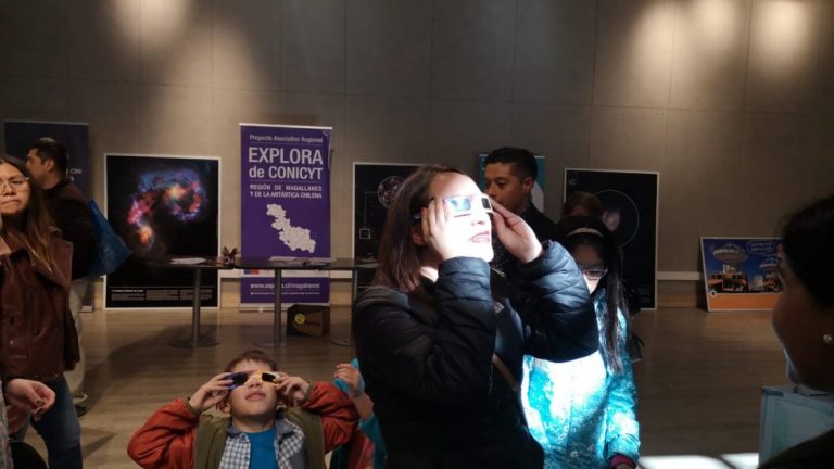 Toda la familia disfrutó del Día de la Astronomía en Magallanes