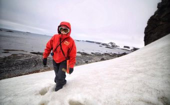 La ingeniera Marcela Andrade en uno de sus viajes a la Antártica