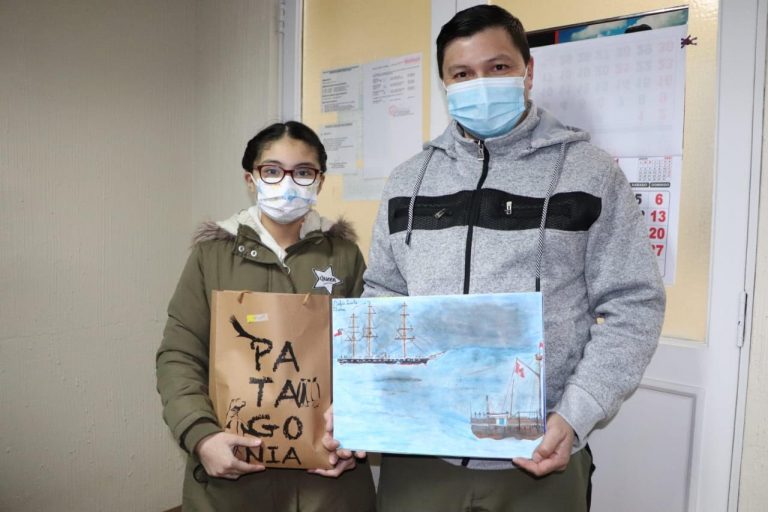 Niños y niñas recibieron libros de Explora Magallanes en concurso de dibujos