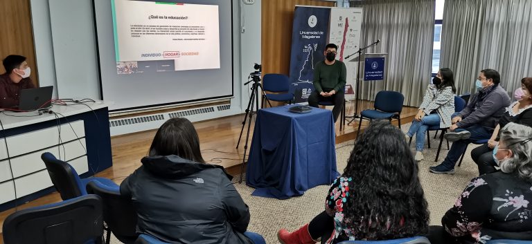 Apoderadas asistieron a conversatorio de ciencia y enfoque de género en el siglo XXI