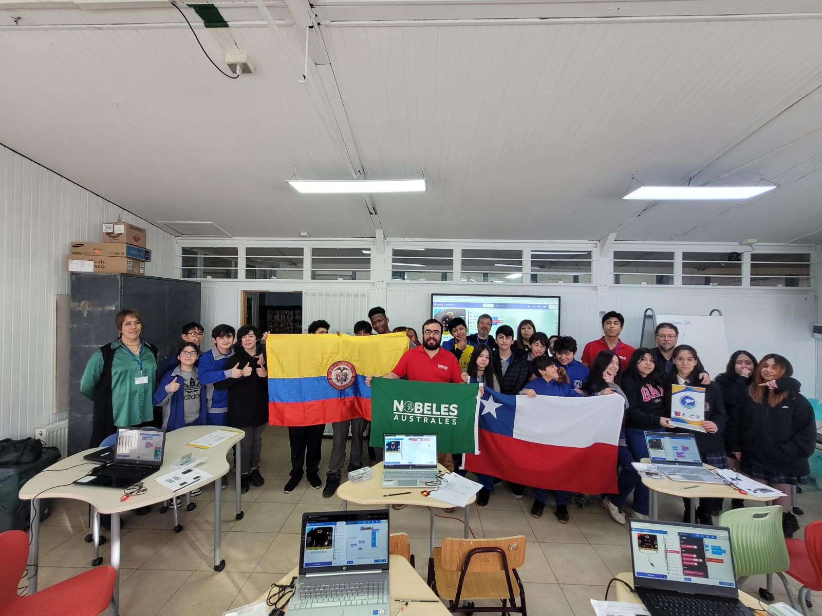 Exitoso taller de “Explora tu ciencia”,sobre MICROBITS a estudiantes de la Escuela Hernando de Magallanes