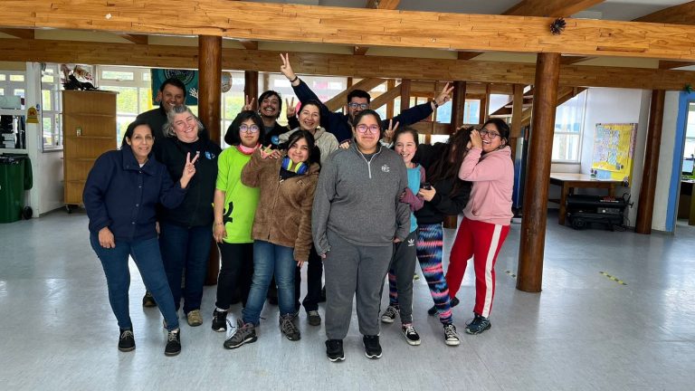 Implementación del Invernadero de la Escuela Miguel Montecinos y Asesoramiento para el Proyecto de investigación de IIE fueron parte de las actividades que realizó PAR Explora Magallanes en Puerto Edén