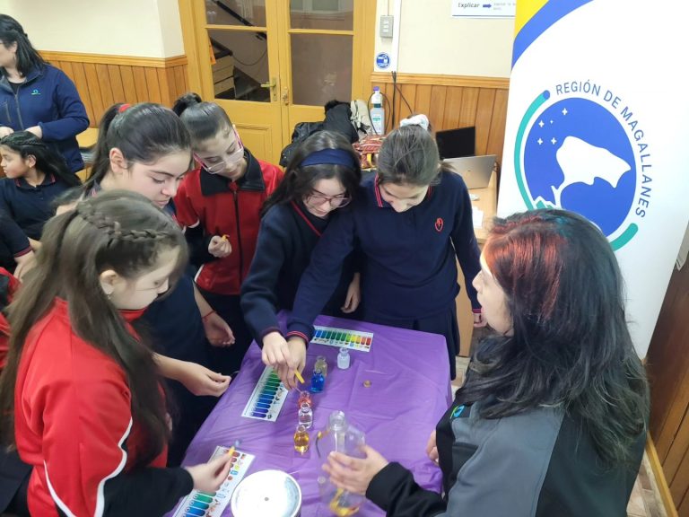 Niñas del Liceo María Auxiliadora disfrutaron el taller” Hablemos del agua”, dictado por Aguas Magallanes a través del instrumento “Explora tu Ciencia” del PAR Explora Magallanes