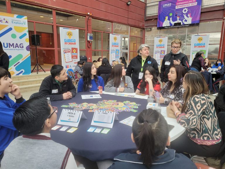 Estudiantes junto a sus docentes de Punta Arenas conocieron y se divirtieron en el lanzamiento del juego “Ciencia Prohibida” del PAR Explora Magallanes