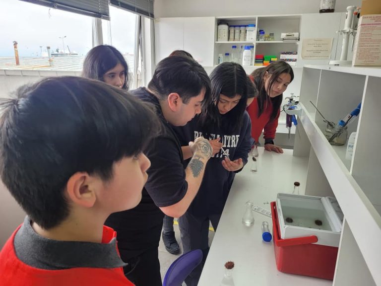 Estudiantes de la Escuela Pedro Pablo Lemaitre participantes de  IIE del PAR Explora Magallanes conocieron laboratorios del INACH