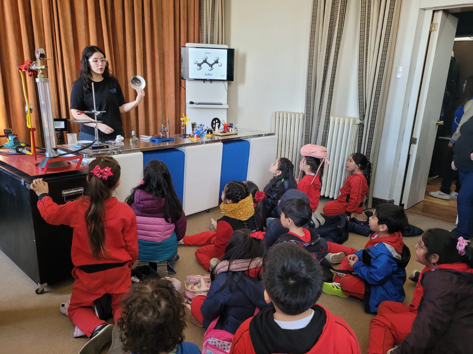 Niños y niñas de la escuela Bernardo O’Higgins de Porvenir  aprendieron sobre “Tipos de energía y eficiencia energética” a través del instrumento “Explora tu Ciencia” del PAR Explora Magallanes
