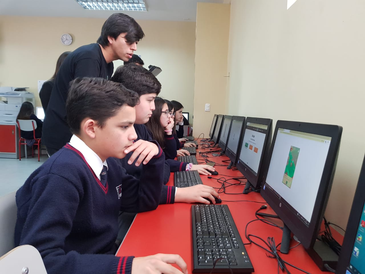Escolares indagan, juegan y aprenden junto a los Protectores de la Ciencia